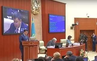 Зарплаты казахстанских чиновников скоро будут зависеть от их популярности в СМИ