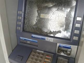 Поссорившись с женой, мужчина разбил кирпичом банкомат в Семее