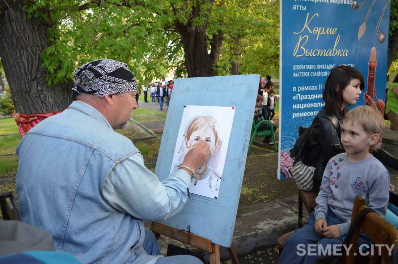Художник рисует портрет ребенка в Семипалатинске (г. Семей)