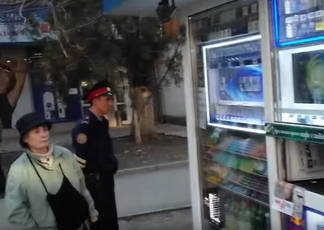 В Алматы хулиган избил кирпичом продавца киоска