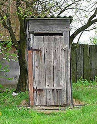 Деревянный туалет украли с приусадебного участка у жительницы Семея