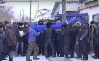 Супруга покончившего с собой полицейского заявила, что до самоубийства его довели коллеги