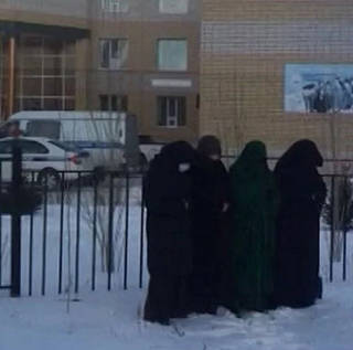 В Актобе четверо женщин в никабах совершили намаз прямо на улице