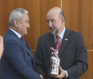 Посол Франции подарил акиму Семея алкоголь, который тот не сможет выпить