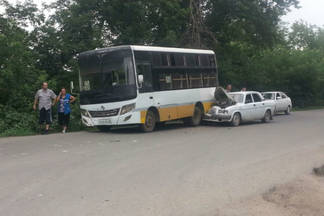 В Семее «Волга» врезалась в китайский микроавтобус