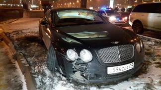 В Алматы водитель «Bentley» влетел в столб