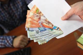 В Актобе две мошенницы меняли деньги на… бумагу