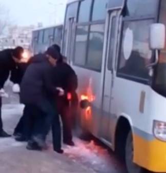 В Семее горящий бензобак автобуса пытались потушить снегом