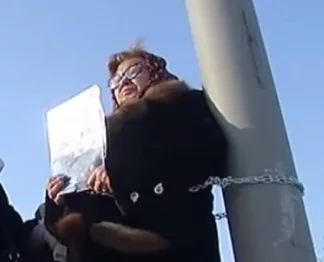 Жительница Семея в знак протеста приковала себя цепью к столбу у Акорды