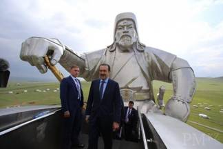 В Монголии Масимов осмотрел памятники древнетюркской письменности и посетил «Статую Чингизхана»
