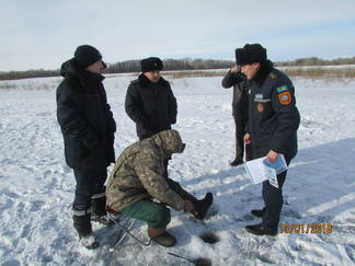 В Семее проведены очередные рейды по соблюдению безопасности при нахождении на льду рыбаками-любителями