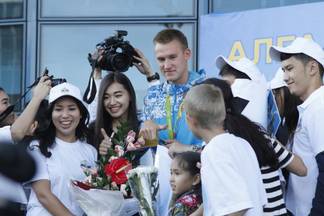 Олимпийского чемпиона Дмитрия Баландина встретили в Алматы