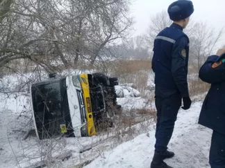 В Семее перевернулся микроавтобус с пассажирами