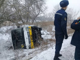 В Семее перевернулся микроавтобус с пассажирами