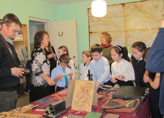 В Семее школьникам представили выставку об истории письменности