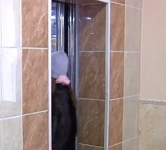 В Астане в многоэтажном доме сорвался лифт с пассажирами