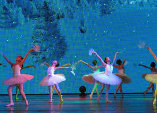 Юные воспитанницы балетной школы Семея впервые выступили с балетом «Щелкунчик»