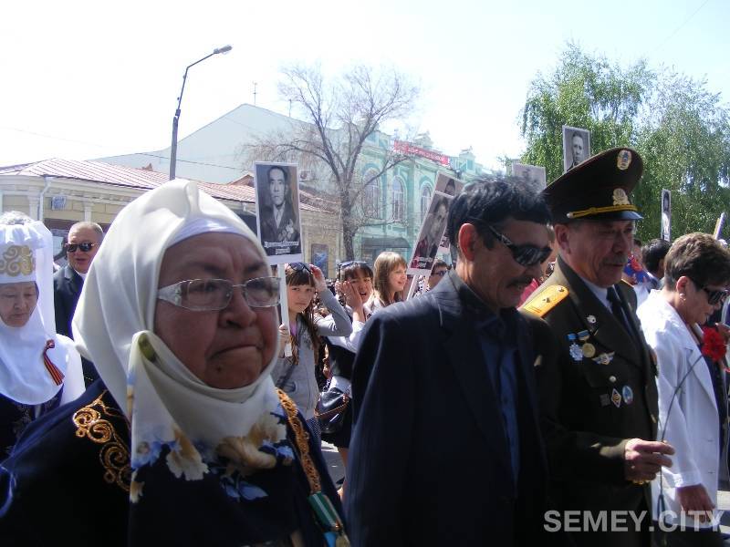 Участники торжественного шествия в Семее в Семипалатинске (г. Семей)