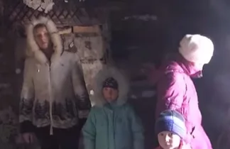 В Караганды в лютые морозы на улице осталась мать-одиночка с тремя детьми