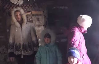 В Караганды в лютые морозы на улице осталась мать-одиночка с тремя детьми
