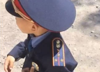 В Сети появилось видео с мальчиком в форме полицейского требующего штраф