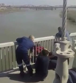 В Семее мужчина пытался спрыгнуть с моста