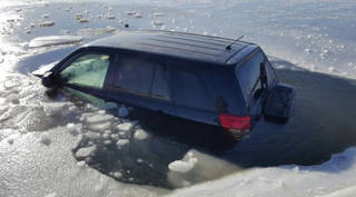 Автомобиль провалился под лед на побережье Капшагайского водохранилища
