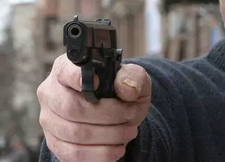 В Усть-Каменогорске полиция ищет мужчину, напугавшего ребёнка предметом, похожим на пистолет