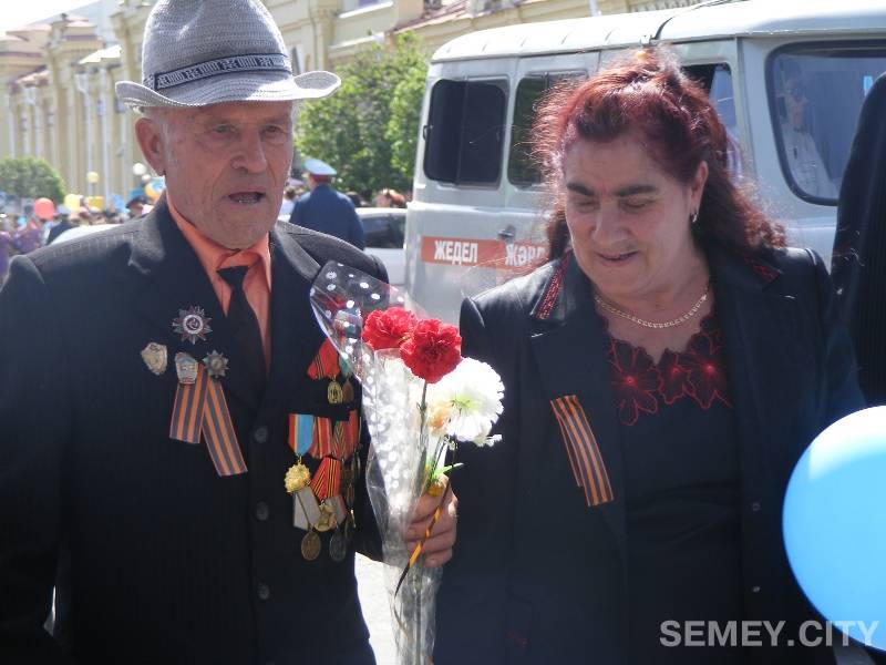 Ветеран с цветами в Семипалатинске (г. Семей)