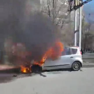 В Семее в ходе пожара пострадал автомобиль «Нисссан Note»