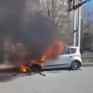 В Семее в ходе пожара пострадал автомобиль «Нисссан Note»