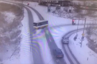 Появилось видео опрокидывания автобуса с пассажирами в Семее
