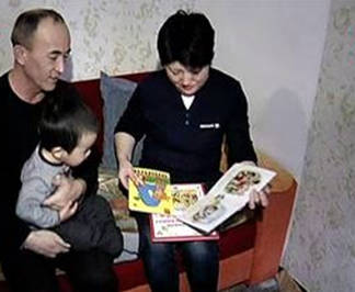 Супруги из Алматы вынуждены прятать своего усыновленного ребенка от биологической матери