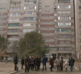 В Семее жители дома, отремонтированного по госпрограмме, намерены привлечь к ответственности подрядчика