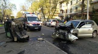 3 человека пострадали в серьёзной аварии в Алматы