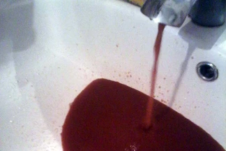 В домах на улице Безымянной в Семее вода бежит кроваво-красного цвета