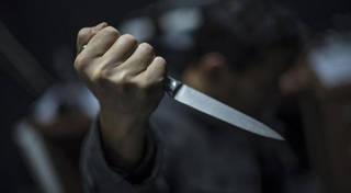 47-летнюю женщину ограбили в Алматы двое парней с ножом