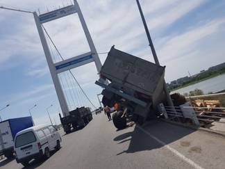 В Семее на подвесном мосту перевернулся грузовой прицеп