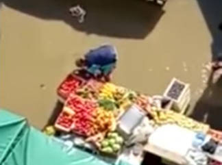 Продавец, моющий овощи в луже, попал на видео