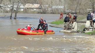 Спасатели эвакуируют жителей села Новая Ульба в ВКО