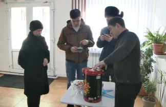 Прохожих в Семее бесплатно угощают горячим чаем