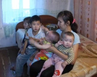 Мать-одиночка и ее пятеро детей живут в доме, который скоро рухнет