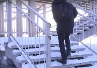 В Карагандинской области мужчина едва не погиб, справив нужду над рельсами