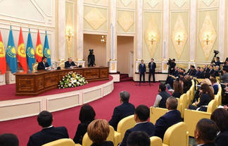 Президенты Казахстана и Кыргызстана провели переговоры в расширенном составе