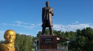 Тракторист из Семея за свой счет установил памятник Алихану Букейханову