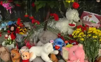 Казахстанцы несут цветы к Консульству России в память о погибших в Кемерово
