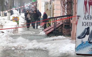 Упавшая с крыши ледяная глыба убила мужчину в Уральске