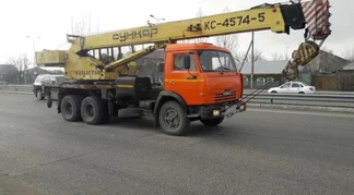 Грузовой автокран сбил школьниц на пешеходном переходе в Семее
