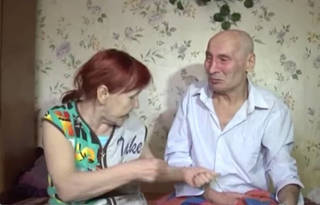 В Павлодаре под дверь чужой квартиры подбросили парализованного пожилого человека
