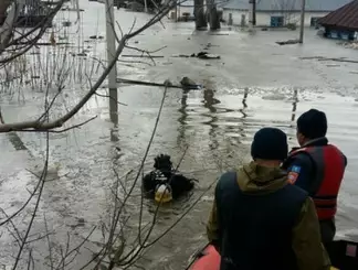 В Семее жители подтопленных поселков поблагодарили спасателей